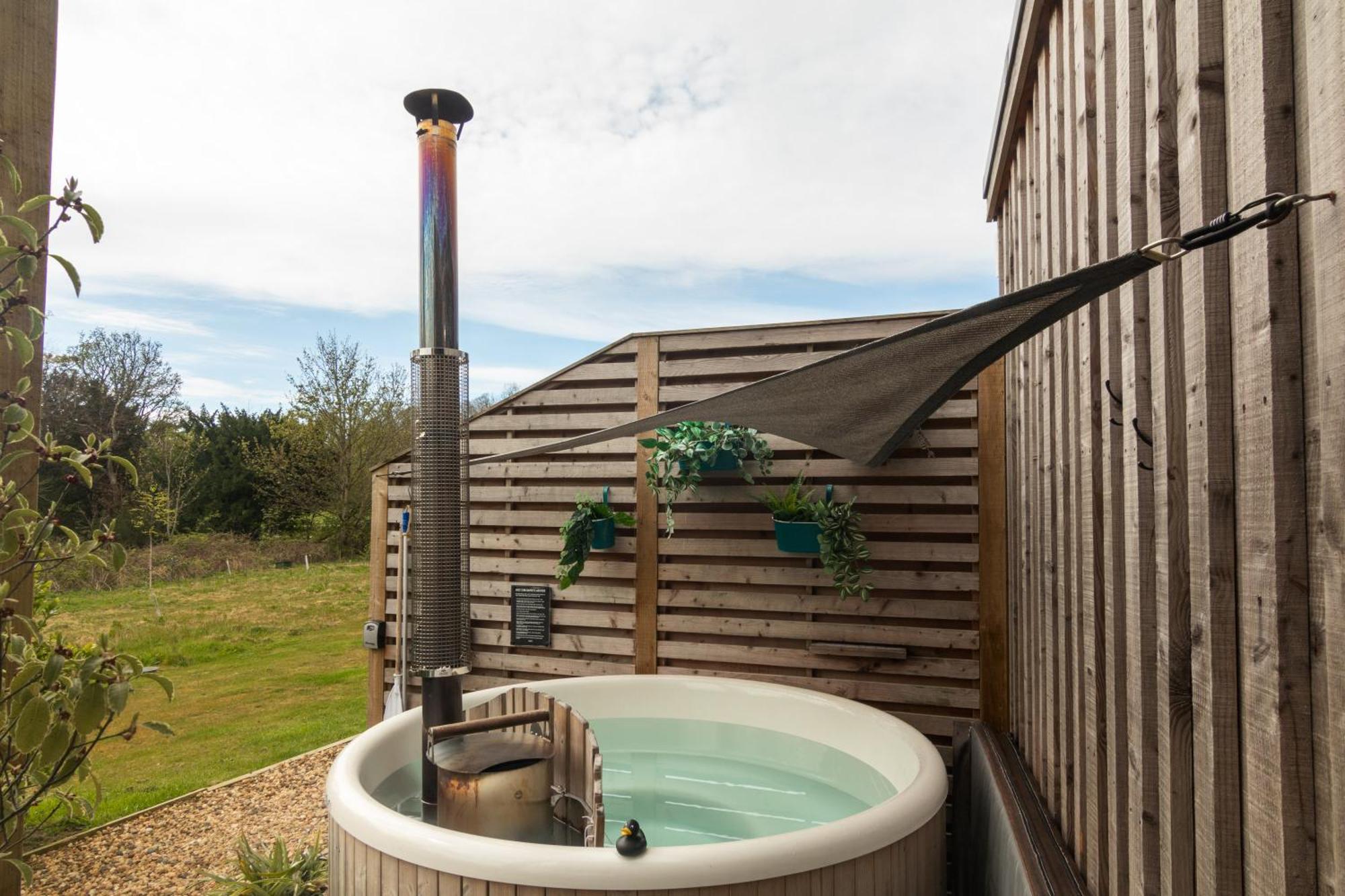 The Reef - Unique Hot Tub Cabin In Millport Exterior photo